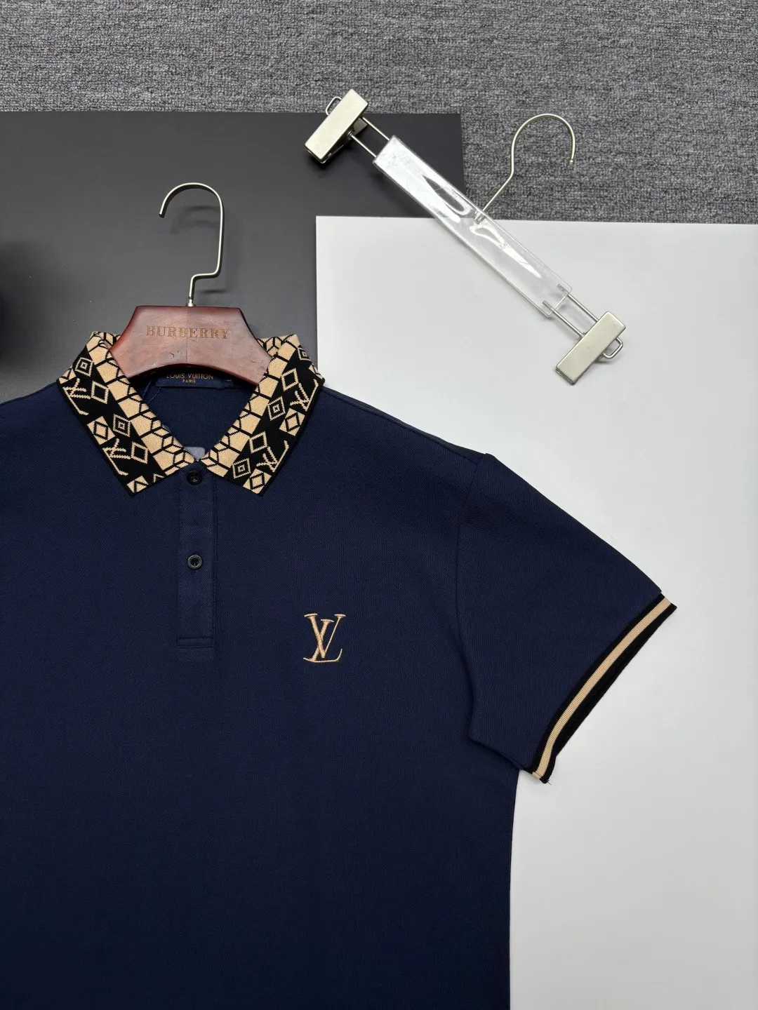 🅿️210 LV Louis Vuitton's new embroidered Polo shirt. Original fabric. Official same style. Made of 210 grams of pure cotton pique fabric, customized in the same vat dyeing fabric. It feels very comfortable and smooth. The version is quite wide and stylish. Produced by a first-line brand factory. Imported Behringer embroidery machine. The embroidery is full and textured. The collar rib is woven with imported yarn. It will not deform after long-term wear. The latest style for spring and summer. Fashionable and individual. Super versatile and good-looking. It is very suitable for both men and women. A must-have item. Color: black, white, apricot, royal blue. Size: M-XXXL